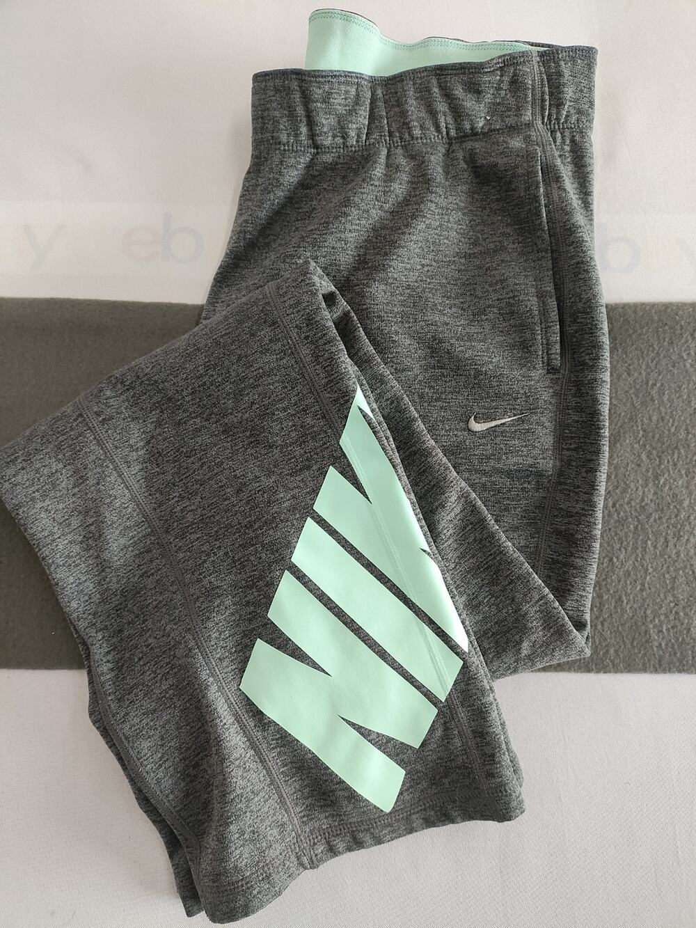 Nike Therma Fit Athletic Pants Joggers Womens L Gray Dri Fit Stretch Gym Yoga